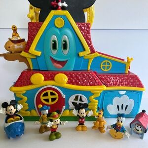 Disney Mickey Mouse Funny The Funhouse Playset with Lights, Sounds and Figurines